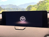 【12.3インチマツダコネクト】車内の雰囲気にマッチした大型ディスプレイ。スマホ接続でのナビ使用やBluetooth再生等、様々な機能が楽しめます。直感的なダイヤル操作が可能で、使い勝手も良好です。
