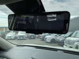 スマートルームミラー・後部座席に人が座っている時や、荷物が多い際でも後方確認がしやすいです。