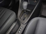 操作が楽なフロアシフトです、レバー式パーキングブレーキで足元インパネ周りもすっきりしています。