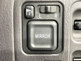 【電動格納ミラー】サイドミラーは電動格納式となっており、狭い駐車場でもキズがつくリスクを抑えられます。
