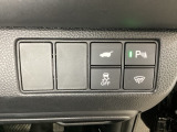ハンドルの右側にHondaセンシング用のVSA解除スイッチとパワーテールゲートスイッチなどがついています。パワーテールゲートスイッチは車内からでもテールゲートの開け閉めを電動でできます。