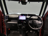 【運転席からの眺め】視界が広く、運転しやすいデザインです。毎日の通勤やお買い物も安心ですね。