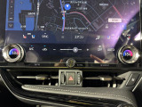 【左右独立温度コントロール式フルオートエアコン(DUAL/SYNC)】運転席側と助手席側でそれぞれ自由に温度設定ができ、快適な風量やモードなどを自動調整します!