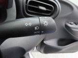 スイッチをオートに設定しておけば、車外の明るさに応じて自動的にヘッドランプを点灯・消灯します。夕暮れ時やトンネルの続く山道などを走行する時に便利なコンライトを装備しています。
