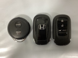 スマートキーを装備しています。鍵を差し込むことなくドアロックの開け閉めと、スタートボタン操作でのエンジンスタートができます。加えて、純正リモコンエンジンスターター用の操作キーもついています。