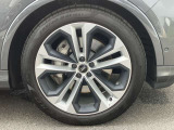 21インチ純正アルミホイール装備 全車両に標準装備の純正アルミホイールは、純正ならではのバランスの良いデザインと、走行安定性をお楽しみ頂けます。
