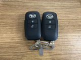 【スマートキー】 スマートキーを携帯していれば、ドアハンドルのボタンを押してロックの解除ができ、パワースライドドアもワンタッチで開閉できます。