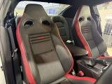 フロントシート運転席側のお写真で御座います。前後のシート共に目立ったしわや汚れなどが無く非常に綺麗な状態で御座います。是非一度店頭にて状態をご確認下さい!