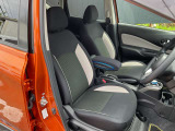 運転席と助手席の間に小物入れ付きのひじ掛けが付いていますので運転中はとても役立ちますね。