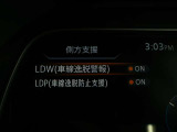 車線逸脱警報は、走行車線から逸脱しそうな場合にメーター内の警告灯とブザーで危険回避を知らせてくれる安全機能です♪