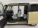 納車前に12ヶ月点検・エンジンオイル交換・ バッテリー交換・ワイパーゴム交換・キーレス、キーフリーの電池交換を実施しております。ダイハツの整備士がきっちりと点検したお車をお届けいたします!