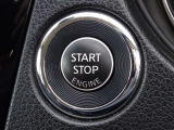 【プッシュスタート】キーが車内にあれば、エンジンの始動・停止はブレーキを踏んでスイッチを押すだけ!キーを取り出す手間を省き、ワンプッシュで操作するので簡単でスムーズ!