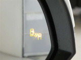 ブラインドスポットモニター装備。隣車線を走る車両を検知。ドアミラーでは確認しにくい後、側方エリアに存在する車両や急接近してくる車両も検知しドアミラーに搭載されたLEDインジケーターが点灯します。