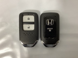 スマートキーを装備しています。鍵を差し込むことなくドアロックの開け閉めと、スタートボタン操作でのエンジンスタートができます。スペアキーも同じものを用意しております。