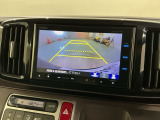 リバースギアに入れるだけで後方の表示へ切り替わります。夜間や雨の日の駐車も楽になりますよ。