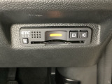ハンドルの右下にETCがついています。高速道路の料金所の通過も楽々です!。 カードの取り出しもしやすい場所についています。
