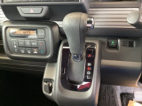 自然に手が届き、操作性の良いインパネシフトに、パーキングブレーキは、フットブレーキタイプなので、運転席と助手席の間はすっきりしています。