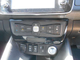 車内の室温を自動で一定に保ってくれる便利なオートエアコンが付いています。温度を設定するとクルマがエアコン噴出し温度を上げたり下げたり風量を変えたりしてくれるので運転に集中が出来ますよ。
