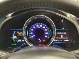 ハイブリット車専用のメーターです。中央のスピードメーターより左右のサブデスプレイで燃費や動力伝達などの情報が見れるようになっています。