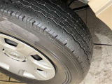 タイヤ残り溝もバッチリ!溝が少ないとスリップしたりブレーキ時の制動距離が長くなってしまいます。交換までまだまだ余裕があるのは経済的にも助かります。