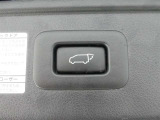 ワンタッチでバックドアが開閉。重たいバックドアも力いらずで開閉できる便利なパワーバックドア付きです!