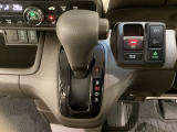 CVT車のセレクトレバーです。低速から高速まで、変速ショックのないスムーズな走りと、エンジン効率のよい領域を維持して燃費にも貢献します。サイドブレーキはスイッチ操作の電子制御パーキングブレーキです。