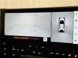 【パノラミックビューモニター】車を真上から見た状態をナビに映し出し、駐車時などをサポート☆クルマの斜め後ろなど、目が届きにくい箇所も確認できるため、いち早く障害物に気が付くことができます!