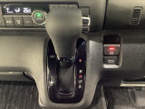 CVT車のセレクトレバーです。低速から高速まで、変速ショックのないスムーズな走りと、エンジン効率のよい領域を維持して燃費にも貢献します。サイドブレーキはスイッチ操作の電子制御パーキングブレーキです。