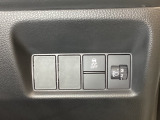 ハンドルの右側にはヘッドライトレベライザーとVSA(ABS+TCS+横滑り抑制)の解除スイッチがついています。ヘッドライトレベライザーは道路状況や積荷の加重に応じてライトの高さを調節できます。