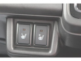 運転席と助手席にシートヒーターが付いています。