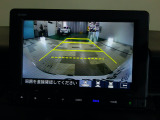 バックカメラの画像です。ガイドラインがスムースな車庫入れをサポートいたします。車庫入れの安心感がアップしますね。