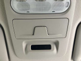 天井部にカードなどを挟めるホルダーが付いています。