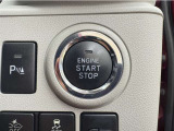 エンジンスタートボタンです。キーが車内にあれば、エンジンの始動・停止はブレーキを踏んでスイッチを押すだけ!キーを取り出す手間を省き、ワンプッシュでエンジンを操作するので簡単でスムーズです。
