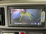 【バックカメラ】運転が苦手な方も車庫入れラクラクです!ギアをリバースに入れれば自動的に切り換わりますので、面倒な操作は不要です♪狭い駐車場もお車を傷つけず安心ですね!