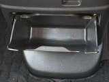 足元には便利なセンターロアボックスを設置。車内を整理しやすく、使い勝手の良さが魅力です。