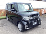 自社整備工場で点検整備をおこなってからお渡ししています。車検が残っている場合は『12ヶ月点検整備』を、車検整備付きの場合は『車検整備』をおこないます。整備費用は車両本体価格に含まれています。