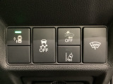 Hondaセンシング用の、VSA(ABS+TCS+横滑り抑制)解除と路外逸脱抑制機能のオンオフスイッチなどはハンドルの右側に装備しています。