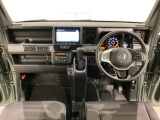 車内は光触媒抗菌消臭施工済です。インパネ周りはスタイリッシュなデザインで機能や装備も充実しています。グローブボックスやカップホルダーのほかにトレーなどたくさんの収納スペースが付いています。