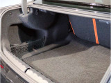【トランクルーム】全面をファブリック処理し荷物に傷がつくのを防ぎます。ラゲージルーム照明を装着。背もたれをほぼ水平まで倒すことが出来ますので、大きな荷物の収納にも便利です。