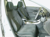 運転席は大きな座面と包み込むような背もたれが身体全体を支えます。上質なシートを採用し長時間の運転やコーナーの多い道も快適です。座ったときの頭上スペースも余裕たっぷりでロングドライブも楽チンです。