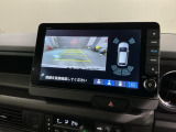 リバースギアに入れるだけで後方の表示へ切り替わります。夜間や雨の日の駐車も楽になりますよ。