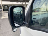 視認性の高いウィンカーミラー。助手席側には駐車時などの車両左側の確認ができるミラーが付いているので安心ですね。