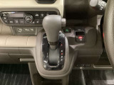 CVT車のセレクトレバーです。低速から高速まで、変速ショックのないスムーズな走りと、エンジン効率のよい領域を維持して燃費にも貢献します。サイドブレーキはスイッチ操作の電子制御パーキングブレーキです。