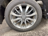 純正アルミホイールです。足元が引き立つので、車全体のイメージがアップしますよ!