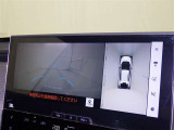パノラミックビューモニターを装備。駐車場や交差点でクルマを真上から見るように周囲を確認できます。機能の詳細は販売店スタッフまでおたずねください。