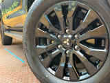 【純正18インチアルミホイール】外観にマッチした純正アルミホイールを装着しております。各種社外アルミホイールや、スタッドレスタイヤも取扱いしております。是非ご相談ください♪