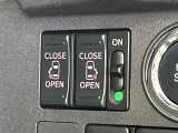 【両側パワースライドドア】スマートキーや運転席のスイッチで後席両側スライドドアの開閉が可能♪電動だから力を入れてドアを開ける必要が無く、小さなお子様でも簡単に開け閉めでき快適です♪