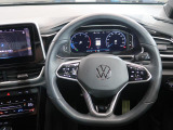 Volkswagen全車共通の上質な本革を使用した手触りのしっとりとしたステアリングです。唯一素肌が触れるハンドルは上位モデルと同じ握り心地になっております。