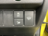 車がカーブの外側へ膨らんだり内側へ巻き込んだりする挙動を防止する横滑り防止装置、車両接近通報装置、フロントガラスの下端を暖めワイパーブレードラバーの損傷を防ぐフロントガラス熱線スイッチ付きです!