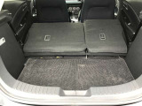 リヤシートを倒すと大きな荷物も搭載可能です。